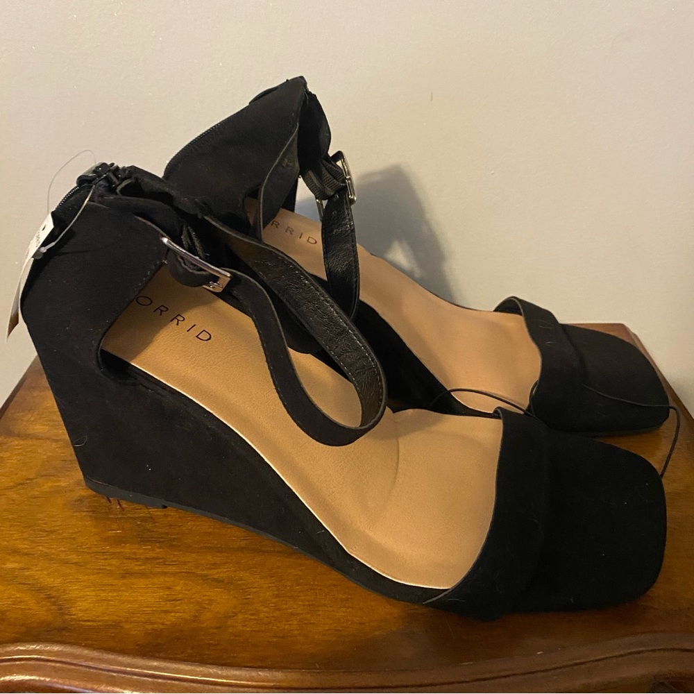 NEW black wedge sandal 10.5WW